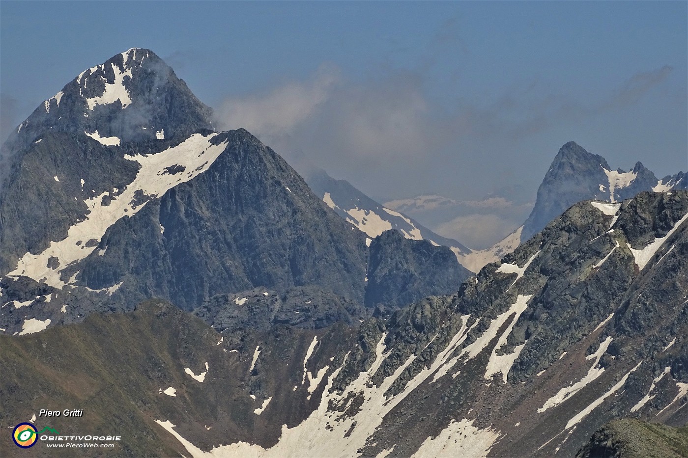 65 Pizzo del Diavolo, preceduto dal Monte Aga e col Pizzo Poris a dx.JPG